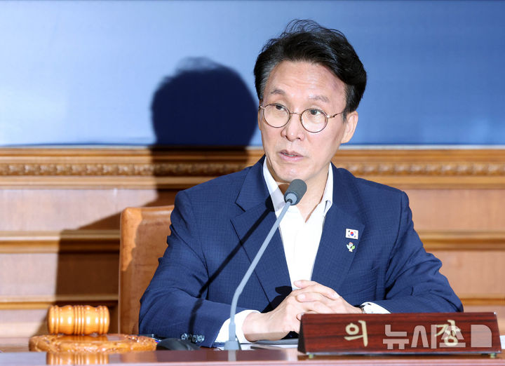 [서울=뉴시스] 조수정 기자 = 김민석 국무총리가 16일 오전 서울 종로구 정부서울청사에서 국무회의 겸 비상경제본부회의를 주재하고 있다. 2026.06.16. chocrystal@newsis.com