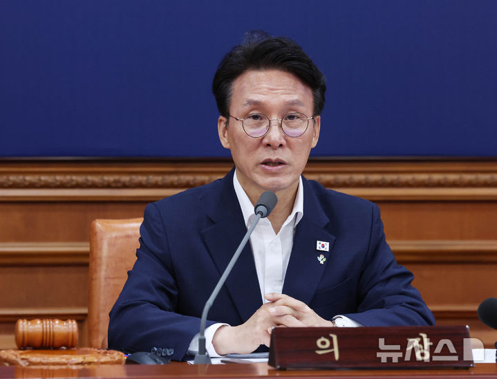 [서울=뉴시스] 조수정 기자 = 김민석 국무총리가 16일 오전 서울 종로구 정부서울청사에서 국무회의 겸 비상경제본부회의를 주재하고 있다. 2026.06.16. chocrystal@newsis.com