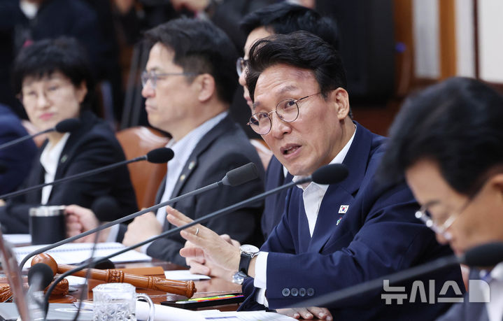 [서울=뉴시스] 조수정 기자 = 김민석 국무총리가 16일 오전 서울 종로구 정부서울청사에서 국무회의 겸 비상경제본부회의를 주재하며 유재성 경찰청장 직무대행에게 잠실 개표소 봉쇄 시위 관련 대처를 지시하고 있다. 2026.06.16. chocrystal@newsis.com