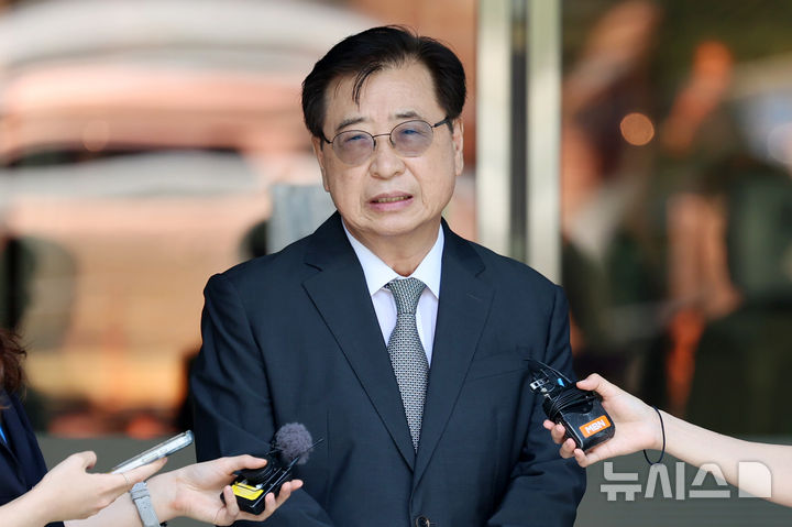 [서울=뉴시스] 조성우 기자 = 서훈 전 청와대 국가안보실장이 16일 서울 서초구 서울중앙지법에서 열린 '서해 피격 사건 은폐 시도 및 월북몰이 혐의' 항소심 선고기일을 마치고 법원을 나서며 취재진 질문에 답하고 있다. 2026.06.16. xconfind@newsis.com