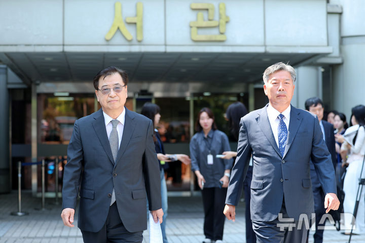[서울=뉴시스] 조성우 기자 = 서훈(왼쪽) 전 청와대 국가안보실장과 김홍희 전 해양경찰청장이 16일 서울 서초구 서울중앙지방법원에서 열린 '서해 피격 사건 은폐 시도 및 월북몰이 혐의' 항소심 선고기일에서 무죄를 선고 받은 후 법원을 나서고 있다. 2026.06.16. xconfind@newsis.com