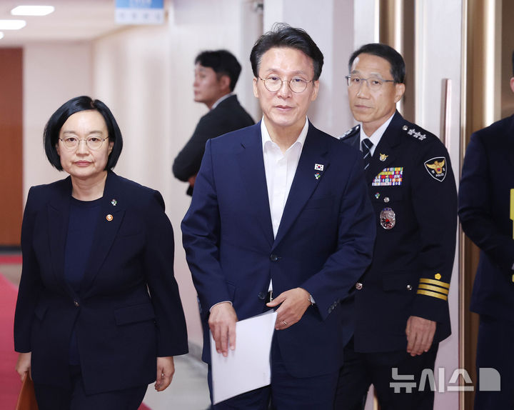 [서울=뉴시스] 조수정 기자 = 김민석 국무총리와 한성숙(왼쪽) 국무총리 후보자, 유재성(오른쪽) 경찰청장 직무대행이 16일 오전 서울 종로구 정부서울청사에서 열린 국무회의 겸 비상경제본부회의에 입장하고 있다. 2026.06.16. chocrystal@newsis.com