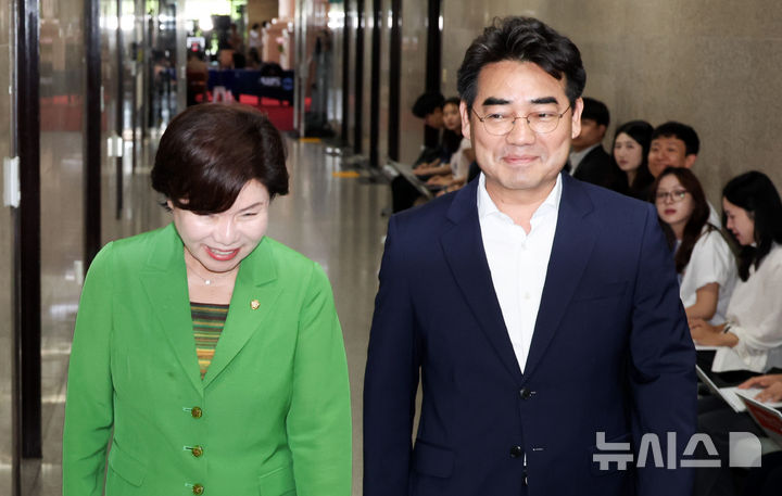 [서울=뉴시스] 최진석 기자 = 대안과 미래 간사인 국민의힘 이성권(오른쪽) 의원과 조은희 의원이 16일 여의도 국회 원내대표실로 정점식 국민의힘 원내대표와 선거무효 소청 관련 면담을 위해 들어가고 있다. 2026.06.16. myjs@newsis.com