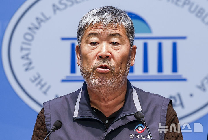 [서울=뉴시스] 정병혁 기자 = 김동명 한국노총 위원장이 지난 6월 16일 서울 여의도 국회 소통관에서 열린 65세 정년연장 법 개정 촉구 양대노총 기자회견에서 발언하고 있다. 2026.06.16. jhope@newsis.com