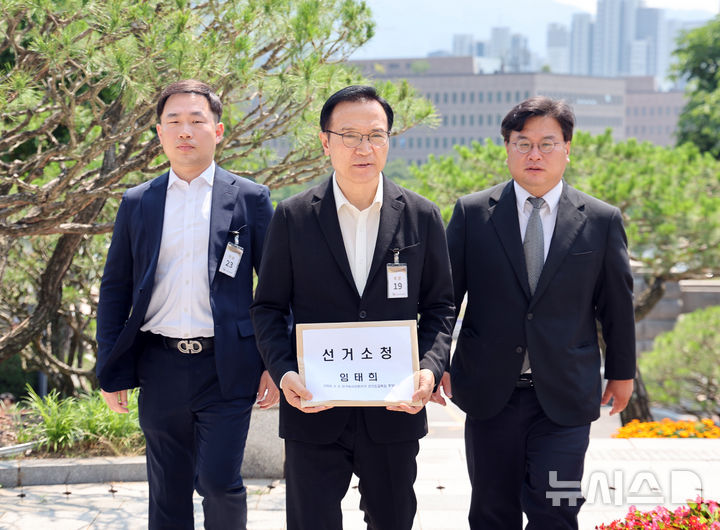 [과천=뉴시스] 김금보 기자 = 임태희 경기도교육감이 16일 오전 경기 과천시 중앙선거관리위원회에서 6·3 전국동시지방선거 관련 선거소청을 제기 위해 이동하고 있다. 2026.06.16. kgb@newsis.com
