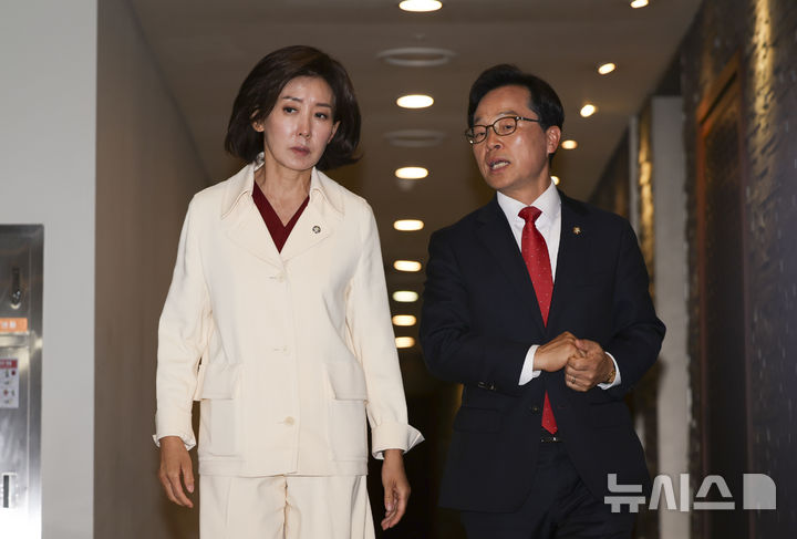 [서울=뉴시스] 김근수 기자 = 나경원 국민의힘 의원과 윤용근 원내대표 비서실장이 16일 오후 서울 여의도의 한 식당에서 정점식 국민의힘 원내대표 주재 5선 국회의원들과 오찬회동을 하기 위해 이동하고 있다. 2026.06.16. ks@newsis.com