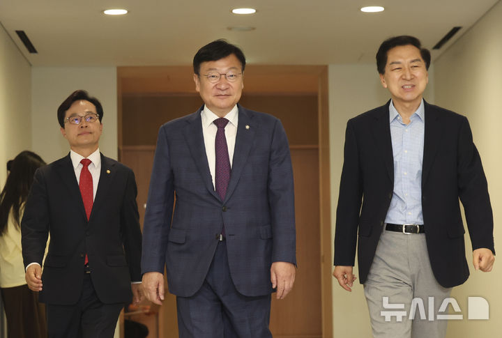 [서울=뉴시스] 김근수 기자 = 정점식 국민의힘 원내대표와 김기현 의원이 16일 오후 서울 여의도의 한 식당에서 5선 국회의원들과 오찬회동을 하기 위해 이동하고 있다. 2026.06.16. ks@newsis.com