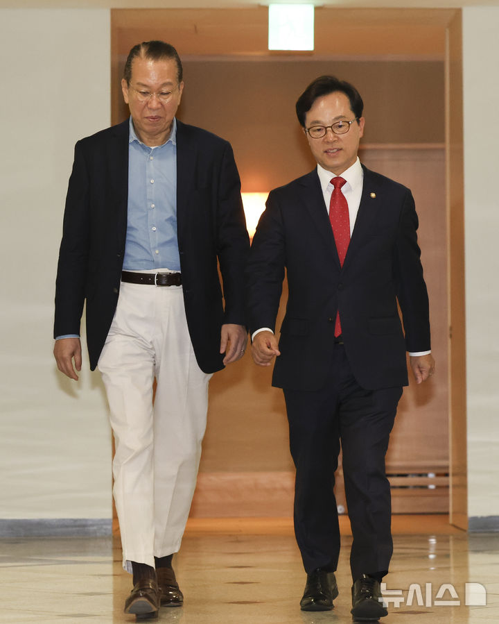 [서울=뉴시스] 김근수 기자 = 권영세 국민의힘 의원과 윤용근 원내대표 비서실장이 16일 오후 서울 여의도의 한 식당에서 정점식 국민의힘 원내대표 주재 5선 국회의원들과 오찬회동을 하기 위해 이동하고 있다. 2026.06.16. ks@newsis.com
