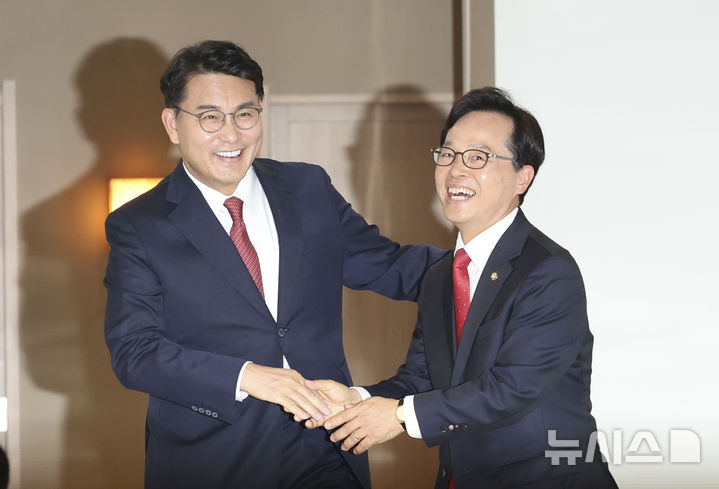 [서울=뉴시스] 김근수 기자 = 윤상현 국민의힘 의원과 윤용근 원내대표 비서실장이 16일 오후 서울 여의도의 한 식당에서 정점식 국민의힘 원내대표 주재 5선 국회의원들과 오찬회동을 하기 위해 이동하고 있다. 2026.06.16. ks@newsis.com