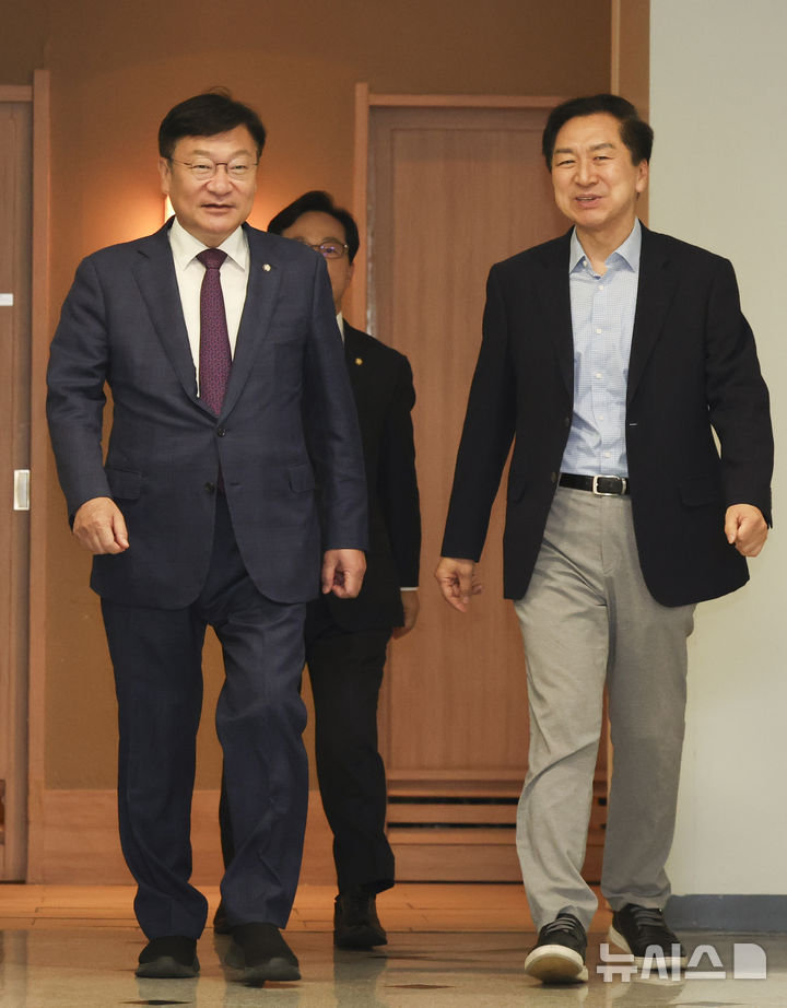 [서울=뉴시스] 김근수 기자 = 정점식 국민의힘 원내대표와 김기현 의원이 16일 오후 서울 여의도의 한 식당에서 5선 국회의원들과 오찬회동을 하기 위해 이동하고 있다. 2026.06.16. ks@newsis.com