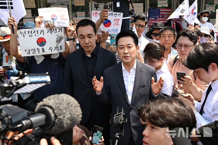 [서울=뉴시스] 고승민 기자 = 장동혁 국민의힘 대표가 16일 6·3 지방선거 투표용지 부족 사태를 규탄하는 개표소 봉쇄 시위가 이어지고 있는 서울 올림픽공원 핸드볼경기장 앞을 찾아 발언하고 잇다. (공동취재) 2026.06.16. photo@newsis.com