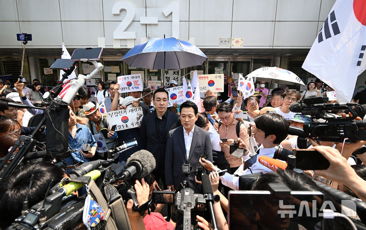 [서울=뉴시스] 고승민 기자 = 장동혁 국민의힘 대표가 16일 6·3 지방선거 투표용지 부족 사태를 규탄하는 개표소 봉쇄 시위가 이어지고 있는 서울 올림픽공원 핸드볼경기장 앞을 찾아 발언하고 잇다. (공동취재) 2026.06.16. photo@newsis.com