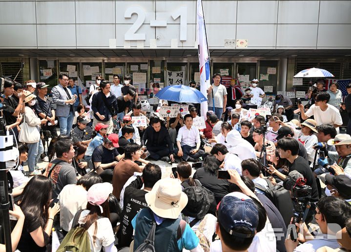 [서울=뉴시스] 고승민 기자 = 장동혁 국민의힘 대표가 16일 6·3 지방선거 투표용지 부족 사태를 규탄하는 개표소 봉쇄 시위가 이어지고 있는 서울 올림픽공원 핸드볼경기장 앞을 찾아 자리를 깔고 앉아 있다. (공동취재) 2026.06.16. photo@newsis.com