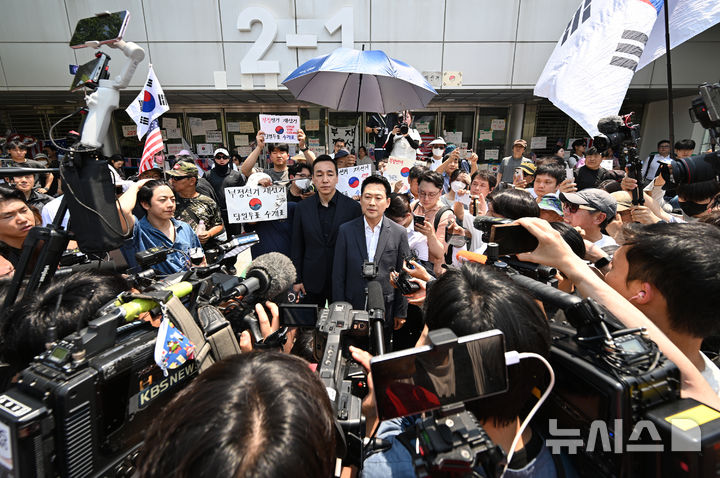 [서울=뉴시스] 고승민 기자 = 장동혁 국민의힘 대표가 16일 6·3 지방선거 투표용지 부족 사태를 규탄하는 개표소 봉쇄 시위가 이어지고 있는 서울 올림픽공원 핸드볼경기장 앞을 찾아 발언하고 있다. (공동취재) 2026.06.16. photo@newsis.com