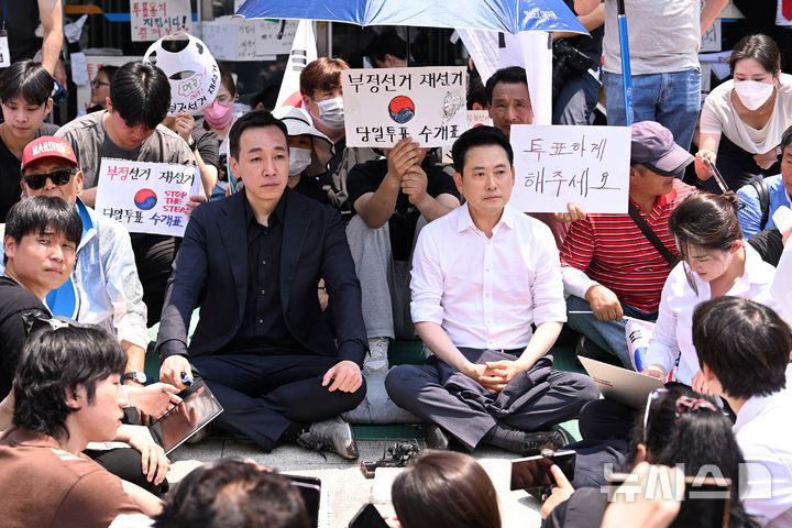 [서울=뉴시스] 고승민 기자 = 장동혁 국민의힘 대표가 16일 6·3 지방선거 투표용지 부족 사태를 규탄하는 개표소 봉쇄 시위가 이어지고 있는 서울 올림픽공원 핸드볼경기장 앞을 찾아 자리를 깔고 앉아 있다. (공동취재) 2026.06.16. photo@newsis.com