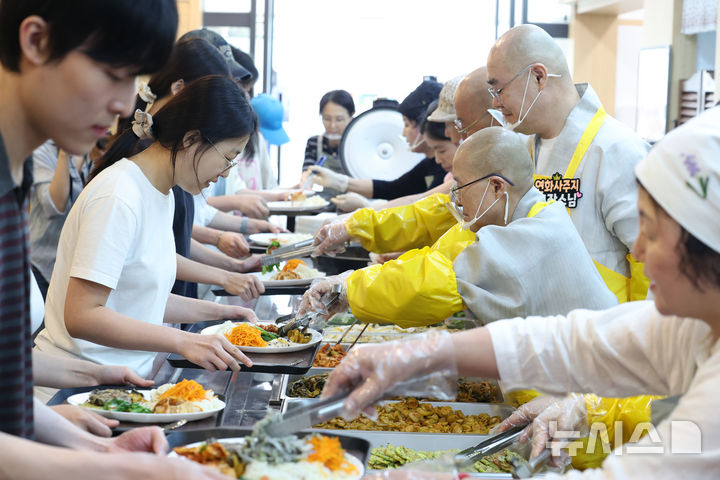 [서울=뉴시스] 박진희 기자 = 사찰음식명장 선재스님이 16일 서울 동대문구 연화사에서 대한불교조계종 사회복지재단 '청년밥심(心)' 행사에 참여해 청년들에게 배식을 하고 있다. 청년밥심은 조계종이 대학생들의 밥값 부담을 덜어주기 위해 대학 인근 사찰에서 점심 공양을 무료로 제공하는 사업이다. 2026.06.16. pak7130@newsis.com