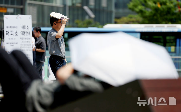 [서울=뉴시스] 김진아 기자 = 전국 대부분 지역에서 낮 기온이 30도 이상으로 오르며 무더운 날씨가 이어지고 있는 16일 서울 종로구 광화문광장에서 시민들이 양산과 부채로 햇빛을 피하고 있다. 2026.06.16. bluesoda@newsis.com