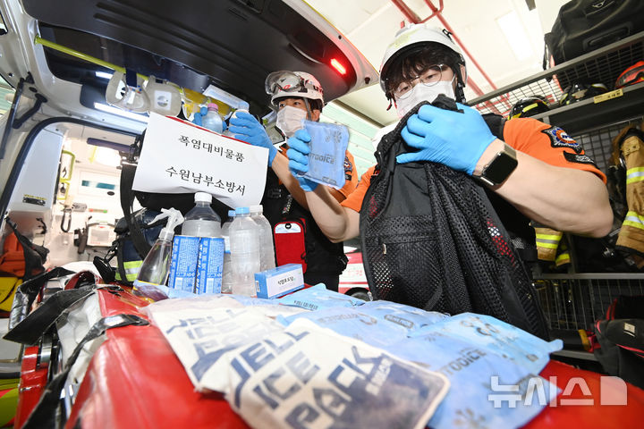 [수원=뉴시스] 김종택 기자 = 무더운 날씨를 보인 16일 경기 수원시 권선구 수원남부소방서 권선119안전센터 구급대원들이 온열 질환자 발생에 대비해 구급 차량 내 얼음조끼와 아이스팩 등 폭염대비 물품을 점검하고 있다. 2026.06.16. jtk@newsis.com