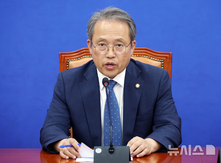 [서울=뉴시스] 최진석 기자 = 송기헌 더불어민주당 국민참정권 수호를 위한 제도개혁 TF 단장이 지난 16일 여의도 국에서 열린 제도개혁 TF 2차 회의에서 발언하고 있다. 2026.06.16. myjs@newsis.com