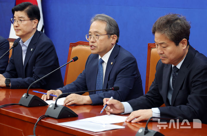 [서울=뉴시스] 최진석 기자 = 송기헌(가운데) 더불어민주당 국민참정권 수호를 위한 제도개혁 TF 단장이 16일 여의도 국에서 열린 제도개혁 TF 2차 회의에서 발언하고 있다. 2026.06.16. myjs@newsis.com