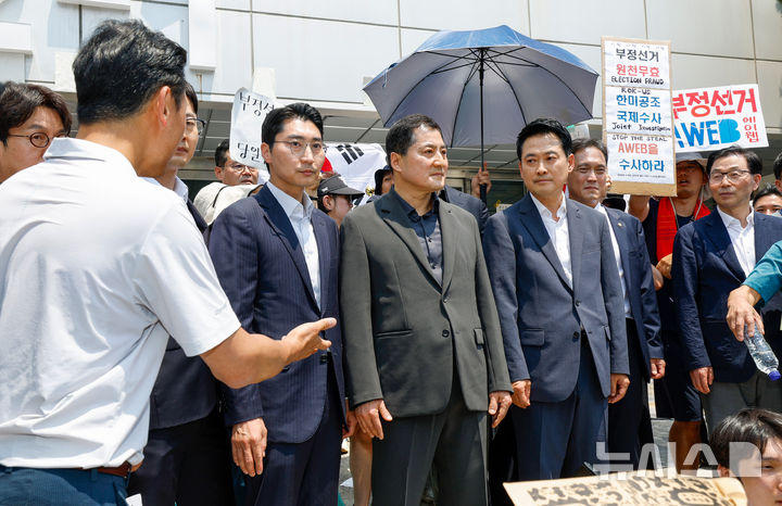 [서울=뉴시스] 고승민 기자 = 장동혁 국민의힘 대표 등이 16일 6·3 지방선거 투표용지 부족 사태에 반발한 시민들이 시위를 이어가고 있는 서울 올림픽공원 핸드볼경기장을 찾아 시민들의 의견을 듣고 있다. (공동취재) 2026.06.16. photo@newsis.com