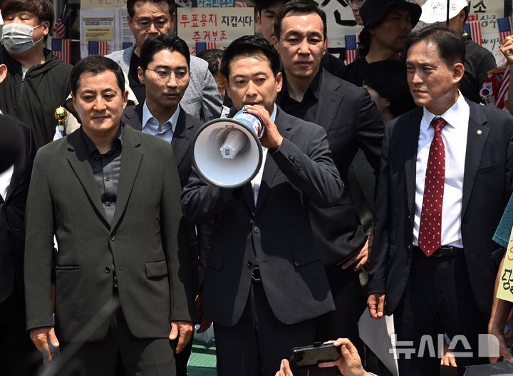 [서울=뉴시스] 고승민 기자 = 장동혁 국민의힘 대표가 16일 서울 송파구 올림픽공원 핸드볼경기장에서 투표용지 부족사태 규탄 개표소 봉새 시위대를 만나 체육단체 진입을 설득하고 있다. (공동취재) 2026.06.16. photo@newsis.com