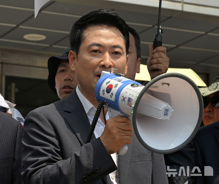 [서울=뉴시스] 고승민 기자 = 장동혁 국민의힘 대표가 16일 서울 송파구 올림픽공원 핸드볼경기장에서 투표용지 부족사태 규탄 개표소 봉새 시위대를 만나 체육단체 진입을 설득하고 있다. (공동취재) 2026.06.16. photo@newsis.com