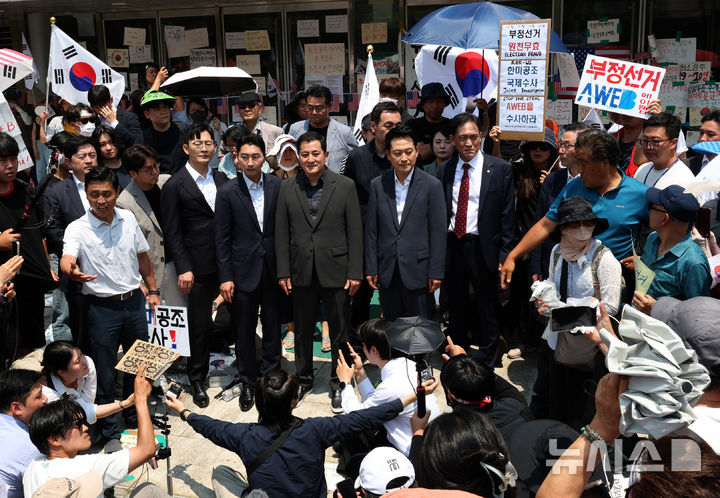 [서울=뉴시스] 고승민 기자 = 장동혁 국민의힘 대표가 16일 서울 송파구 올림픽공원 핸드볼경기장에서 투표용지 부족사태 규탄 개표소 봉새 시위대를 만나 체육단체 진입을 설득하고 있다. (공동취재) 2026.06.16. photo@newsis.com