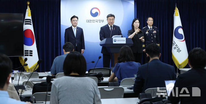 [서울=뉴시스] 조수정 기자 = 윤호중 행정안전부 장관이 16일 오후 서울 종로구 정부서울청사에서 '국민참정권 침해와 서울 잠실개표소 인근 집단시위' 관련 관계부처 대국민 담화문을 발표하고 있다. 왼쪽은 이진수 법무부 차관, 오른쪽은 유재성 경찰청장 직무대행. 2026.06.16. chocrystal@newsis.com