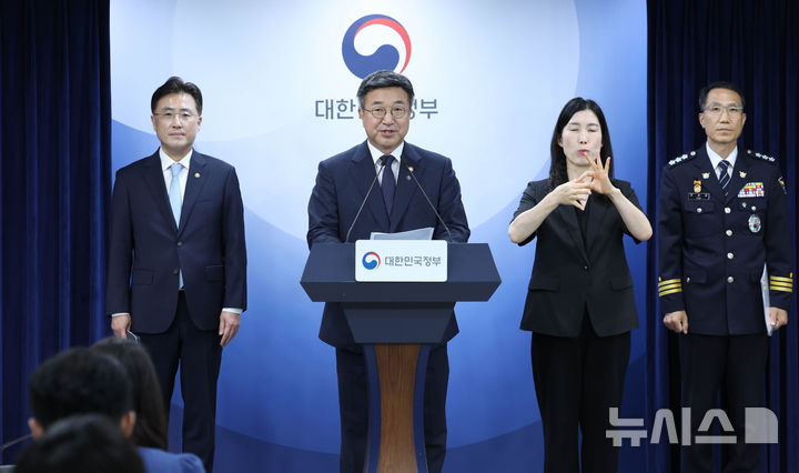 [서울=뉴시스] 조수정 기자 = 윤호중 행정안전부 장관이 16일 오후 서울 종로구 정부서울청사에서 '국민참정권 침해와 서울 잠실개표소 인근 집단시위' 관련 관계부처 대국민 담화문을 발표하고 있다. 왼쪽은 이진수 법무부 차관, 오른쪽은 유재성 경찰청장 직무대행. 2026.06.16. chocrystal@newsis.com