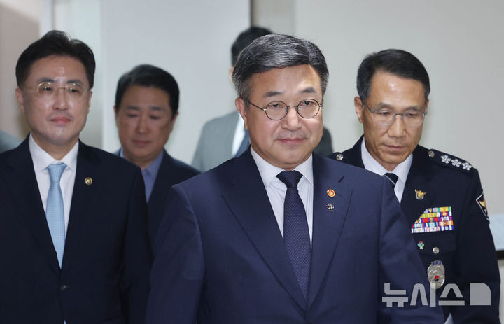 [서울=뉴시스] 조수정 기자 = 윤호중 행정안전부 장관이 16일 오후 서울 종로구 정부서울청사에서 '국민참정권 침해와 서울 잠실개표소 인근 집단시위' 관련 관계부처 대국민 담화문을 발표하기 위해 브리핑실에 입장하고 있다. 왼쪽은 이진수 법무부 차관, 오른쪽은 유재성 경찰청장 직무대행. 2026.06.16. chocrystal@newsis.com