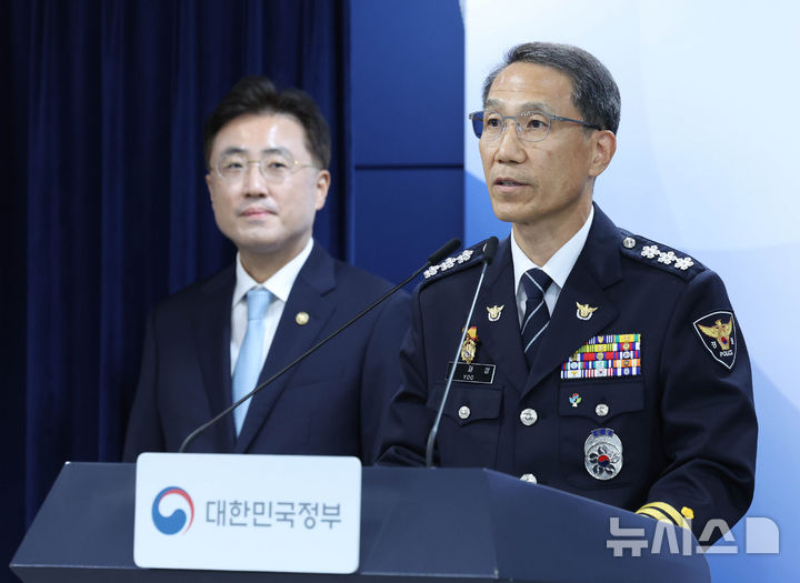 [서울=뉴시스] 조수정 기자 = 유재성 경찰청장 직무대행이 16일 오후 서울 종로구 정부서울청사에서 열린 윤호중 행정안전부 장관의 '국민참정권 침해와 서울 잠실개표소 인근 집단시위' 관련 관계부처 대국민 담화문 발표에 이어 기자들의 질문에 답하고 있다. 왼쪽은 이진수 법무부 차관. 2026.06.16. chocrystal@newsis.com