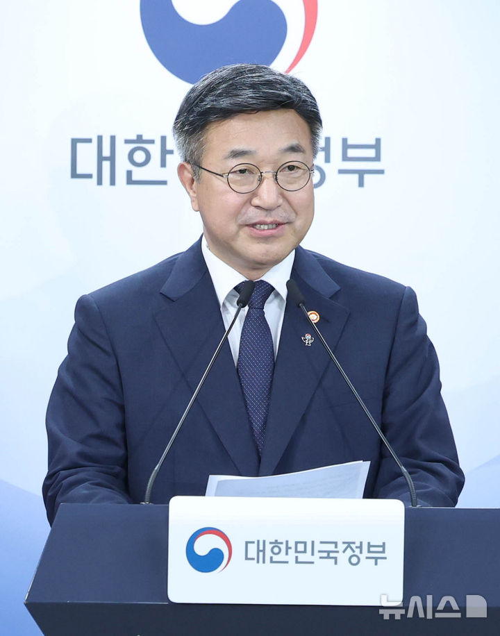 [서울=뉴시스] 조수정 기자 = 윤호중 행정안전부 장관이 16일 오후 서울 종로구 정부서울청사에서 '국민참정권 침해와 서울 잠실개표소 인근 집단시위' 관련 관계부처 대국민 담화문을 발표하고 있다. 2026.06.16. chocrystal@newsis.com