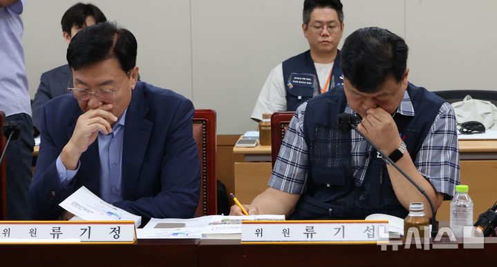 [세종=뉴시스] 강종민 기자 = 16일 세종시 정부세종청사에서 열린 최저임금위 6차 전원회의에서 류기정 사용자 위원과 류기섭 근로자 위원이 고민스런 표정을 짓고 있다. 2026.06.16. ppkjm@newsis.com
