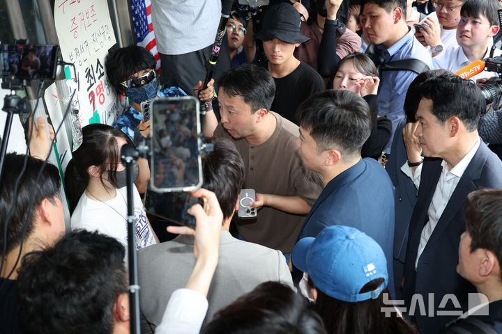 [서울=뉴시스] 이영환 기자 = 6·3 지방선거 투표용지 부족 사태로 시작한 서울 송파구 올림픽공원 핸드볼경기장 일대 ‘개표소 봉쇄 시위’가 이어지는 가운데 16일 유승민 대한체육회 회장과 장동혁 국민의힘 대표 등이 핸드볼경기장 진입을 시도하다 한 집회 참가자가 막아서고 있다. (공동취재) 2026.06.16. photo@newsis.com