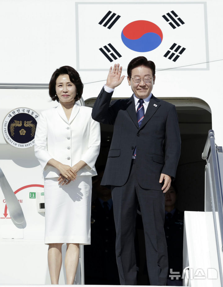 [로마=뉴시스] 최동준 기자 = 이탈리아, 바티칸 순방 일정을 마친 이재명 대통령과 김혜경 여사가 16일(현지 시간) 이탈리아 로마 다빈치 국제공항에서 G7 정상회의가 열리는 프랑스 에비앙으로 출발하며 인사하고 있다. 2026.06.16. photocdj@newsis.com