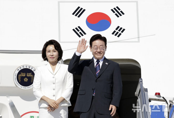 [로마=뉴시스] 최동준 기자 = 이탈리아, 바티칸 순방 일정을 마친 이재명 대통령과 김혜경 여사가 16일(현지 시간) 이탈리아 로마 다빈치 국제공항에서 G7 정상회의가 열리는 프랑스 에비앙으로 출발하며 인사하고 있다. 2026.06.16. photocdj@newsis.com