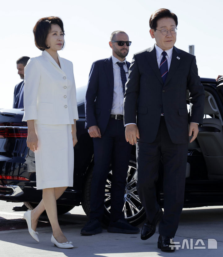 [로마=뉴시스] 최동준 기자 = 이탈리아, 바티칸 순방 일정을 마친 이재명 대통령과 김혜경 여사가 16일(현지 시간) 이탈리아 로마 다빈치 국제공항에서 G7 정상회의가 열리는 프랑스 에비앙으로 출발하기 위해 이동하고 있다. 2026.06.16. photocdj@newsis.com