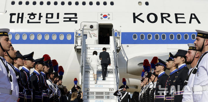 [로마=뉴시스] 최동준 기자 = 이탈리아, 바티칸 순방 일정을 마친 이재명 대통령과 김혜경 여사가 16일(현지 시간) 이탈리아 로마 다빈치 국제공항에서 G7 정상회의가 열리는 프랑스 에비앙으로 출발하기 위해 공군 1호기에 탑승하고 있다. 2026.06.16. photocdj@newsis.com