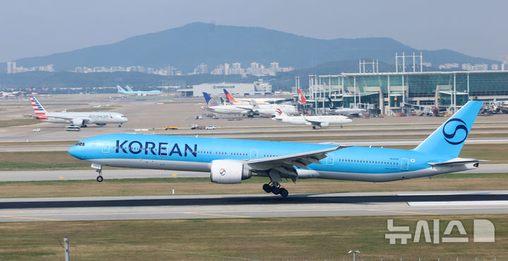 [인천=뉴시스] 전진환 기자 = 국제유가 하락의 영향으로 다음달 발권하는 국제선 항공권에 부과되는 유류할증료가 소폭 내린다. 16일 항공업계에 따르면 오는 7월 발권하는 항공권에는 유류할증료는 기존 27단계에서 19단계로 8계단 내려 적용된다. 2026.06.16. amin2@newsis.com