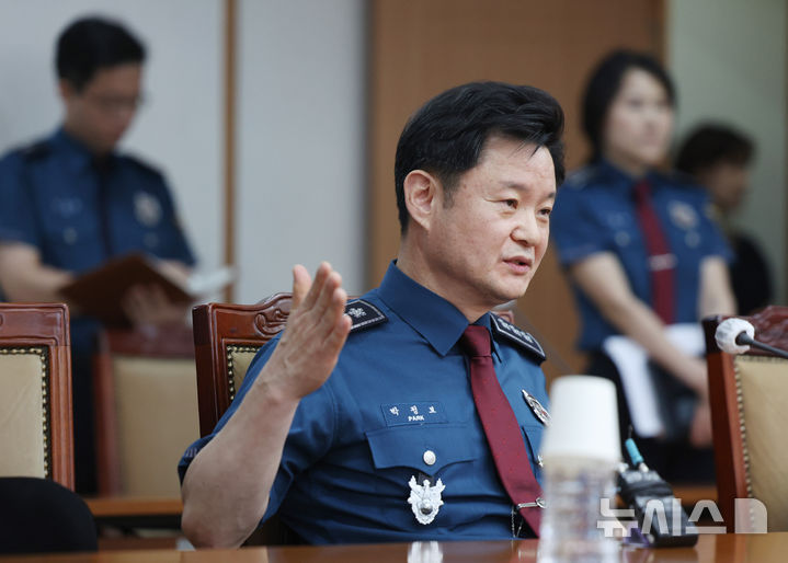 [서울=뉴시스] 김진아 기자 = 박정보 서울경찰청장이 지난달 16일 서울 종로구 서울경찰청에서 6·3 지방선거 '투표용지 부족 사태' 항의 시위 관련 발언에 대해 사과를 요구하며 항의 방문한 국민의힘 의원들과 대화를 하고 있다. 2026.06.16. bluesoda@newsis.com