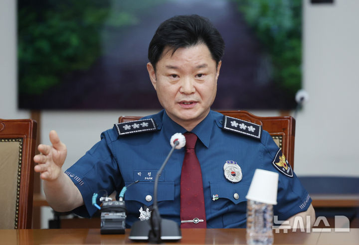 [서울=뉴시스] 김진아 기자 = 박정보 서울경찰청장이 16일 서울 종로구 서울경찰청에서 6·3 지방선거 '투표용지 부족 사태' 항의 시위 관련 발언에 대해 사과를 요구하며 항의 방문한 국민의힘 의원들과 대화를 하고 있다. 2026.06.16. bluesoda@newsis.com
