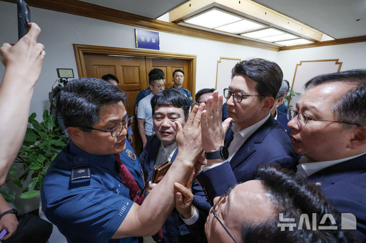 [서울=뉴시스] 김진아 기자 = 국민의힘 신동욱 의원을 비롯한 의원들이 16일 서울 종로구 서울경찰청에서 6·3 지방선거 '투표용지 부족 사태' 항의 시위 관련 발언에 대해 사과를 요구하며 박정보 서울경찰청장과 면담을 요구하던 중 항의하고 있다. 2026.06.16. bluesoda@newsis.com
