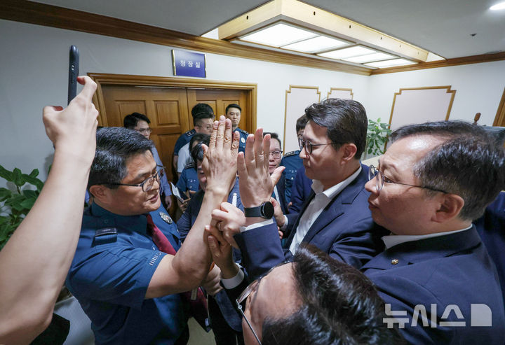 [서울=뉴시스] 김진아 기자 = 국민의힘 신동욱 의원을 비롯한 의원들이 16일 서울 종로구 서울경찰청에서 6·3 지방선거 '투표용지 부족 사태' 항의 시위 관련 발언에 대해 사과를 요구하며 박정보 서울경찰청장과 면담을 요구하던 중 항의하고 있다. 2026.06.16. bluesoda@newsis.com