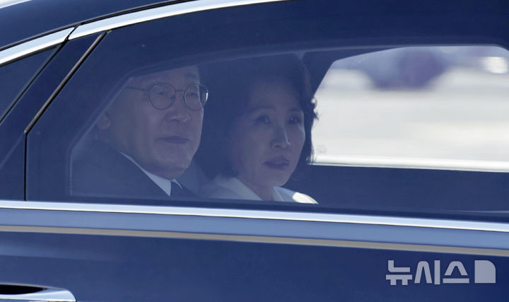 [로마=뉴시스] 최동준 기자 = 이탈리아, 바티칸 순방 일정을 마친 이재명 대통령이 16일(현지 시간) G7 정상회의가 열리는 프랑스 에비앙으로 출발하기 이탈리아 로마 다빈치 국제공항에 도착하고 있다. 2026.06.16. photocdj@newsis.com