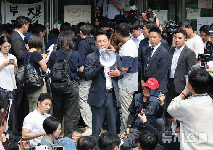 [서울=뉴시스] 이영환 기자 = 장동혁 국민의힘 대표가 16일 오후 서울 송파구 올림픽공원 핸드볼경기장에서 대한체육회, 방송 라이브 취재진 등의 진입과 관련해 진입 불가한 상황을 알리고 있다. (공동취재) 2026.06.16. photo@newsis.com