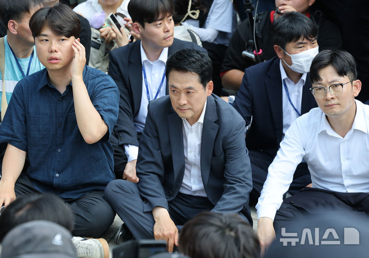 [서울=뉴시스] 이영환 기자 = 16일 서울 송파구 올림픽공원 핸드볼경기장에 온 장동혁 국민의힘 대표가 개표소 문 앞에서 대기하고 있다. (공동취재) 2026.06.16. photo@newsis.com