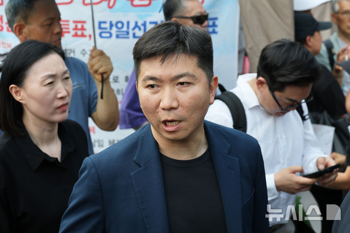 [서울=뉴시스] 이영환 기자 = 유승민 대한체육회장이 16일 서울 송파구 올림픽공원 핸드볼경기장 앞 개표소에 진입하기 위해 대기하고 있다. (공동취재) 2026.06.16. photo@newsis.com