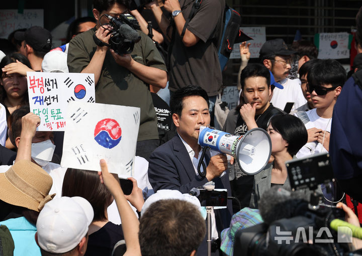 [서울=뉴시스] 이영환 기자 = 장동혁 국민의힘 대표가 16일 오후 체육회 관계자들과 서울 송파구 올림픽공원 내 핸드볼경기장 2-1 출입구로 진입을 시도했지만 시민 한 명이 문을 가로막아 진입하지 못하고 체육회 관계자들을 돌려보냈다고 시민들에게 알리고 있다. (공동취재) 2026.06.16. photo@newsis.com