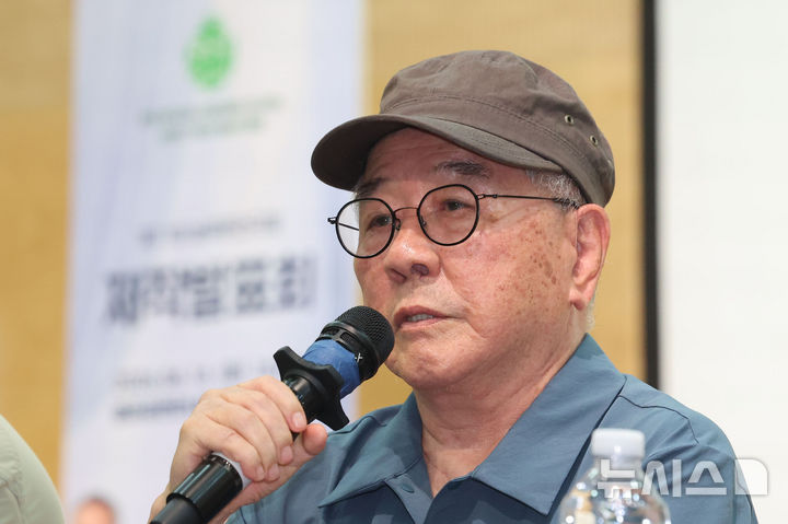 [서울=뉴시스] 권창회 기자 = 16일 서울 종로구 좋은공연안내센터에서 열린 제11회 늘푸른연극제 제작발표회에서 김문홍 극작가가 인사말을 하고 있다. 2026.06.16. kch0523@newsis.com